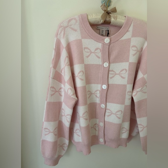 Sincerely Jules Baby Pink and White Knit Bow Cardigan
Size: Small
NWT - Picture 6 of 15